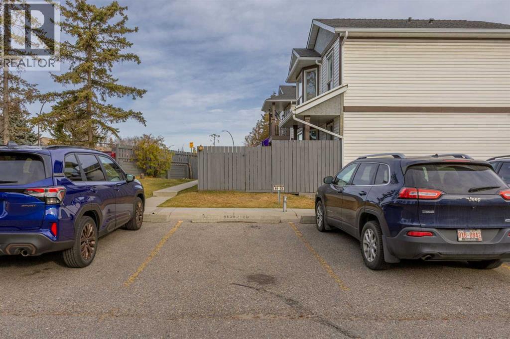 Single Family House for Sale in  Signal Hill Green SW Signal Hill Calgary 