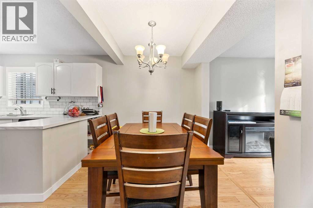Single Family House for Sale in  Signal Hill Green SW Signal Hill Calgary 
