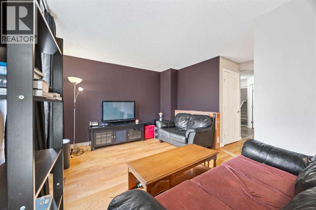 Single Family House for Sale in  Signal Hill Green SW Signal Hill Calgary 