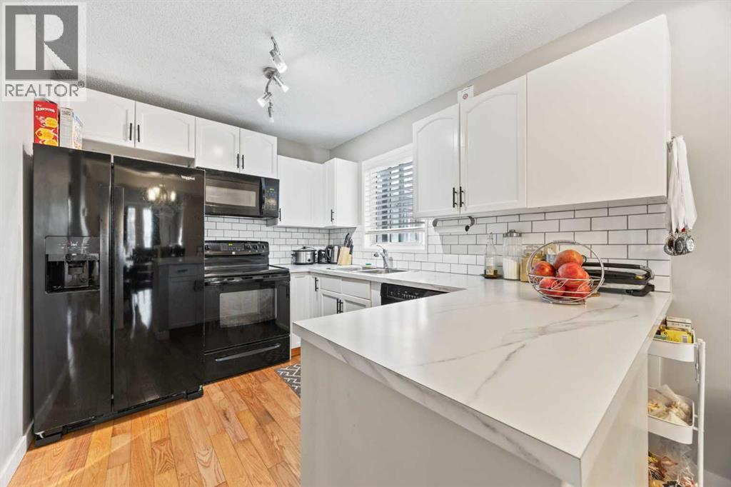 Single Family House for Sale in  Signal Hill Green SW Signal Hill Calgary 