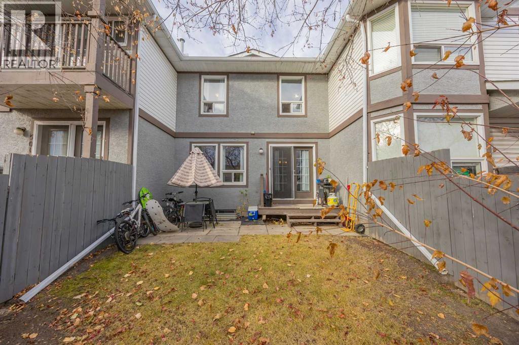 Single Family House for Sale in  Signal Hill Green SW Signal Hill Calgary 