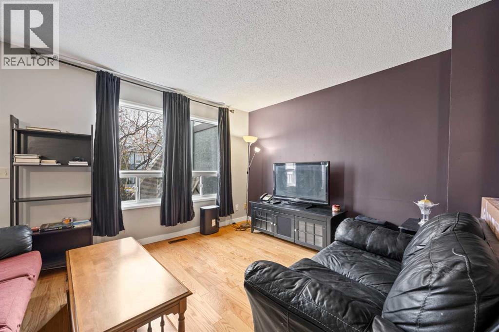 Single Family House for Sale in  Signal Hill Green SW Signal Hill Calgary 