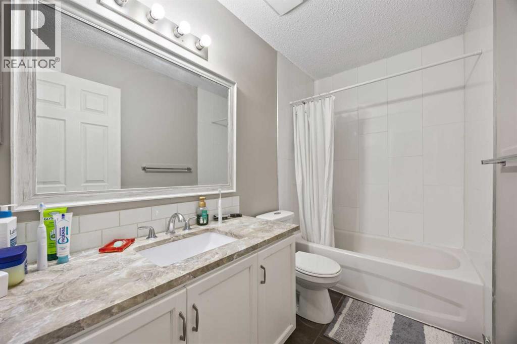 Single Family House for Sale in  Signal Hill Green SW Signal Hill Calgary 