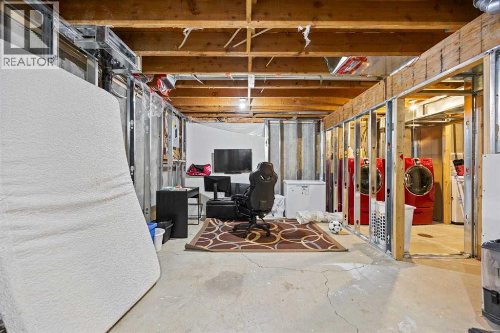 Single Family House for Sale in  Signal Hill Green SW Signal Hill Calgary 