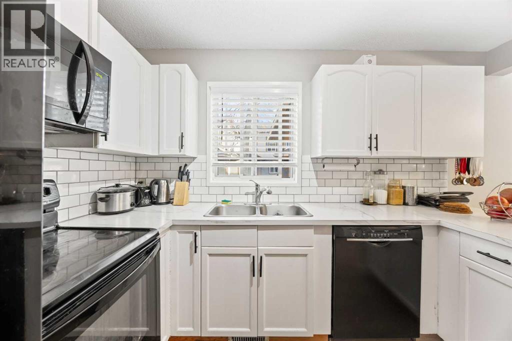 Single Family House for Sale in  Signal Hill Green SW Signal Hill Calgary 