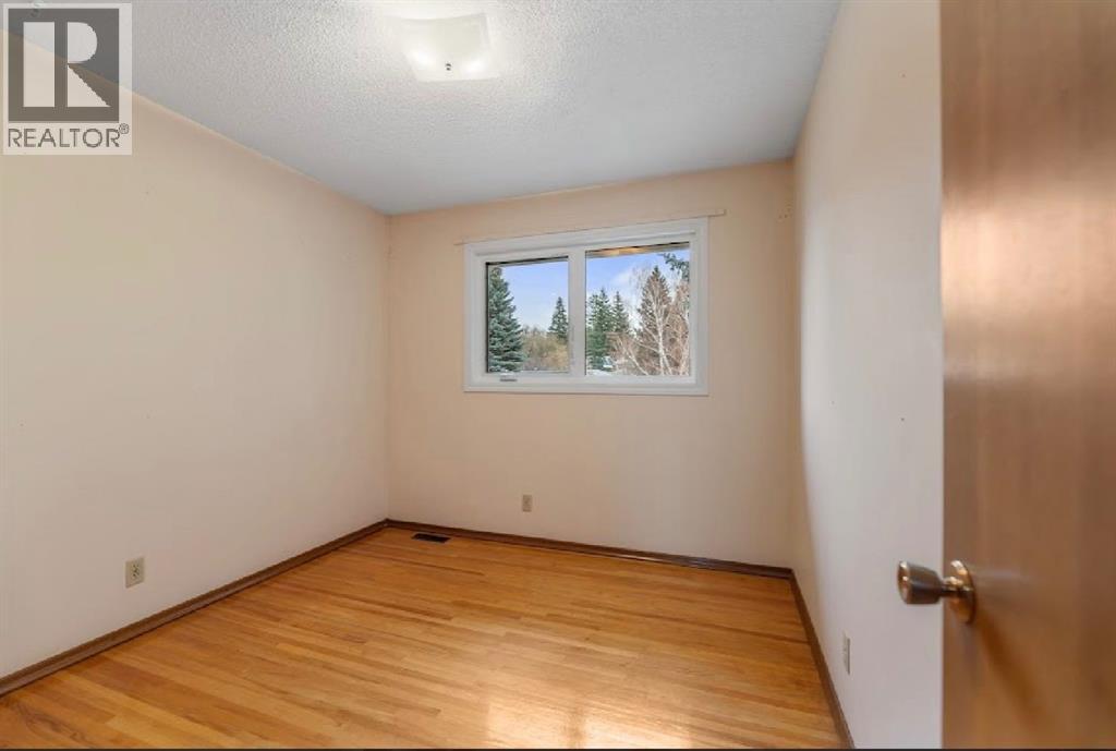 Single Family House 4 Level for Sale in  Brisebois Drive NW Brentwood Calgary 