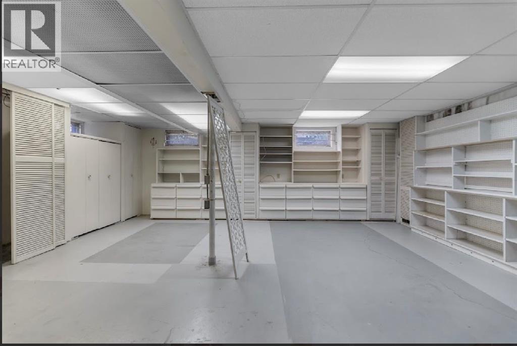 Single Family House 4 Level for Sale in  Brisebois Drive NW Brentwood Calgary 