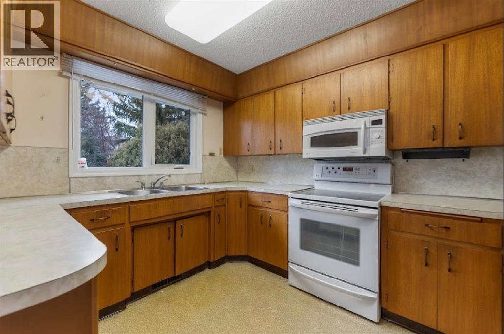 Single Family House 4 Level for Sale in  Brisebois Drive NW Brentwood Calgary 