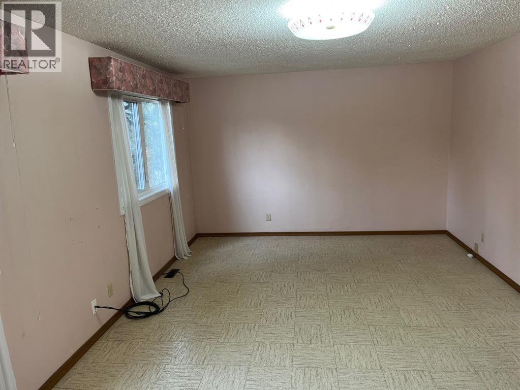 Single Family House 4 Level for Sale in  Brisebois Drive NW Brentwood Calgary 