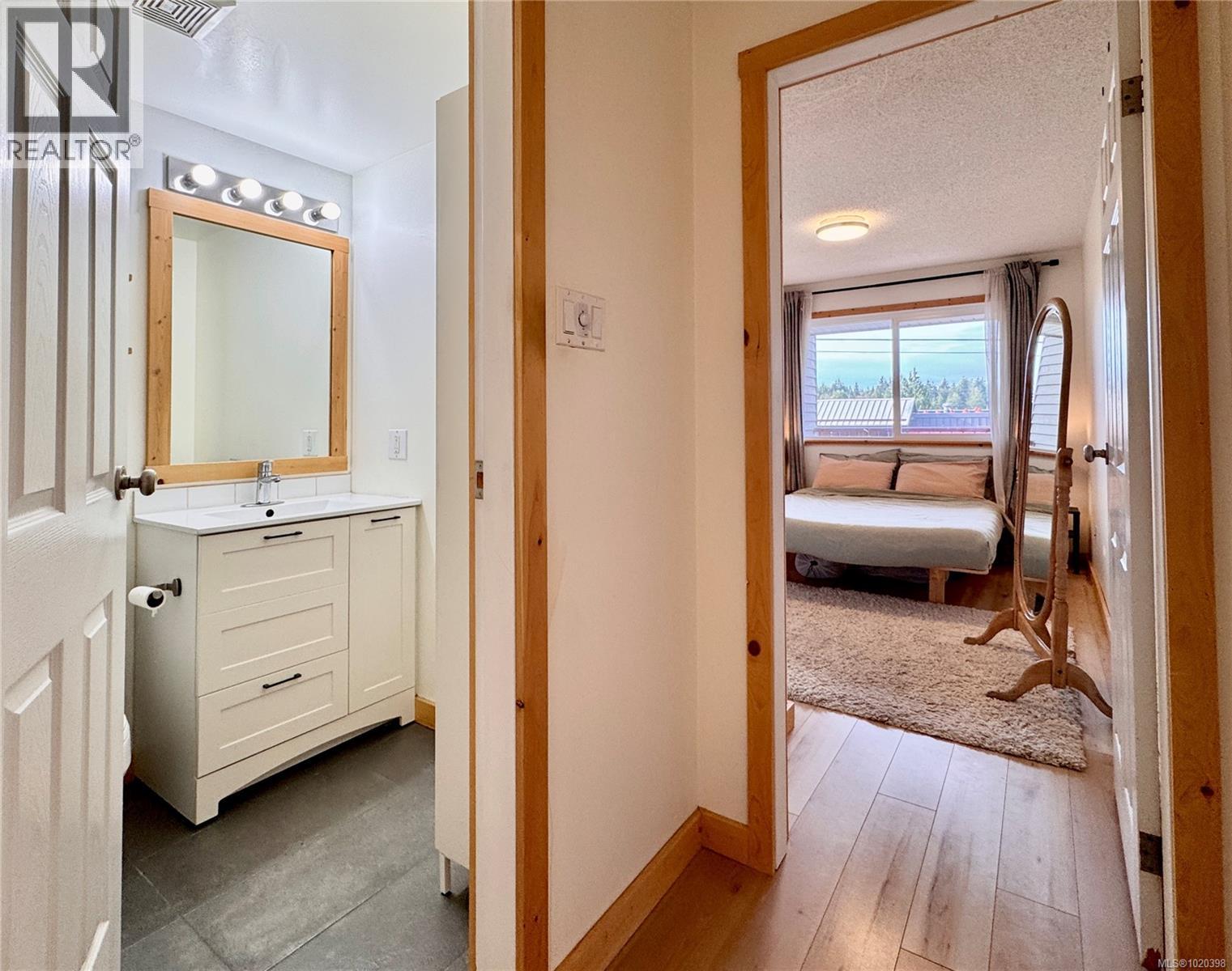 203 250 Hemlock St, Ucluelet