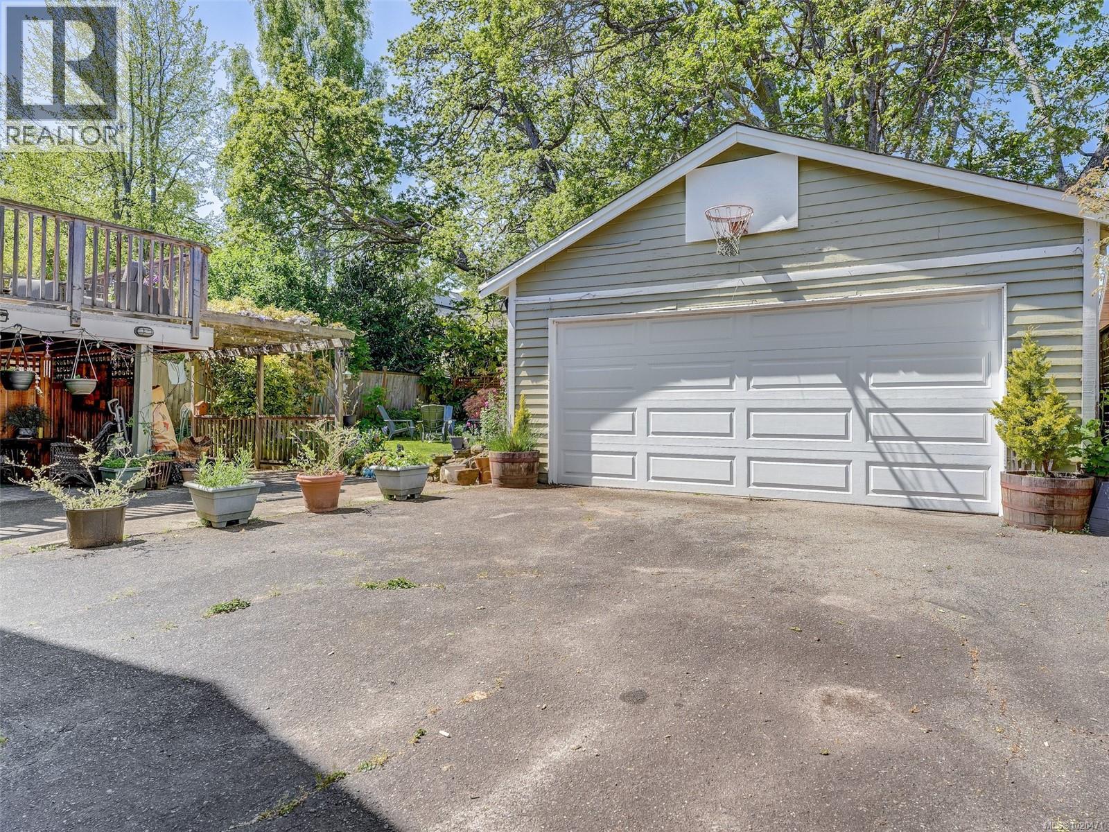 1650 Hampshire Rd, Oak Bay