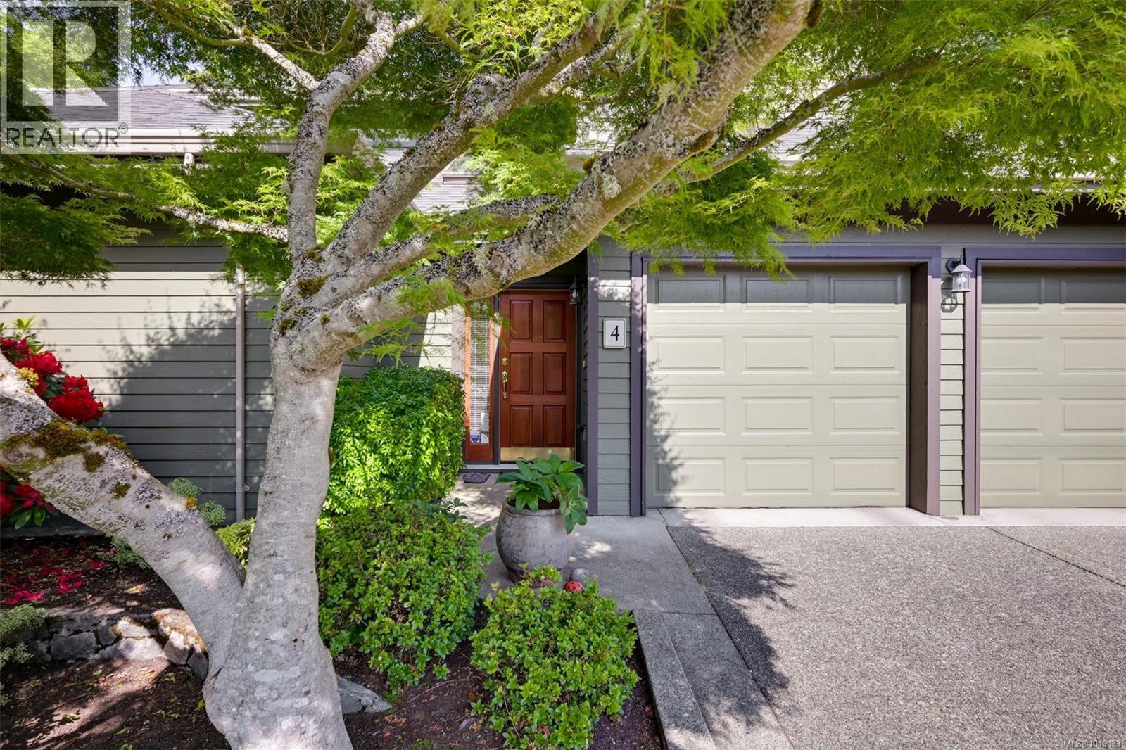 4 4522 Gordon Point Dr, Saanich