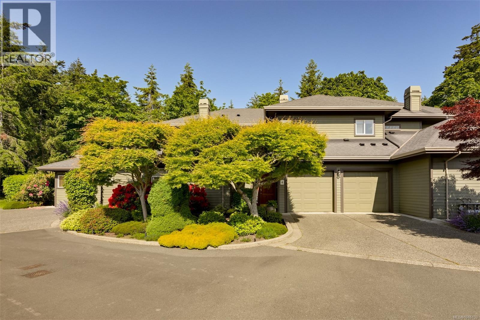 4 4522 Gordon Point Dr, Saanich