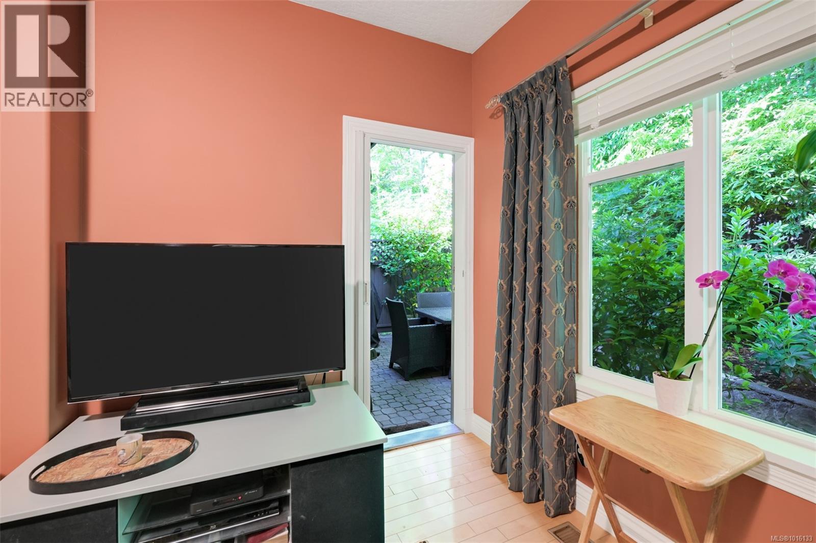 4 4522 Gordon Point Dr, Saanich