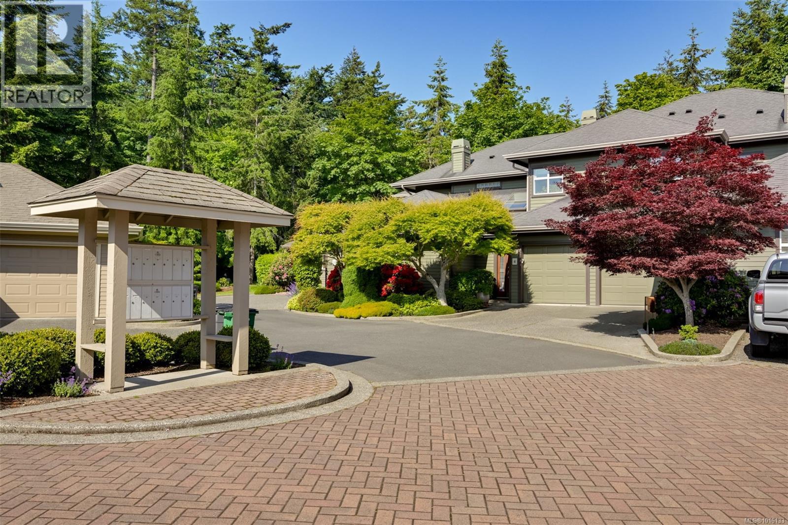 4 4522 Gordon Point Dr, Saanich