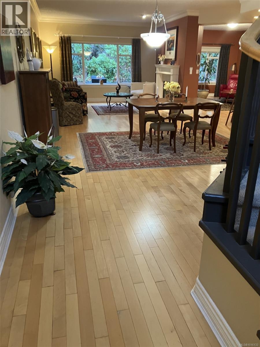 4 4522 Gordon Point Dr, Saanich