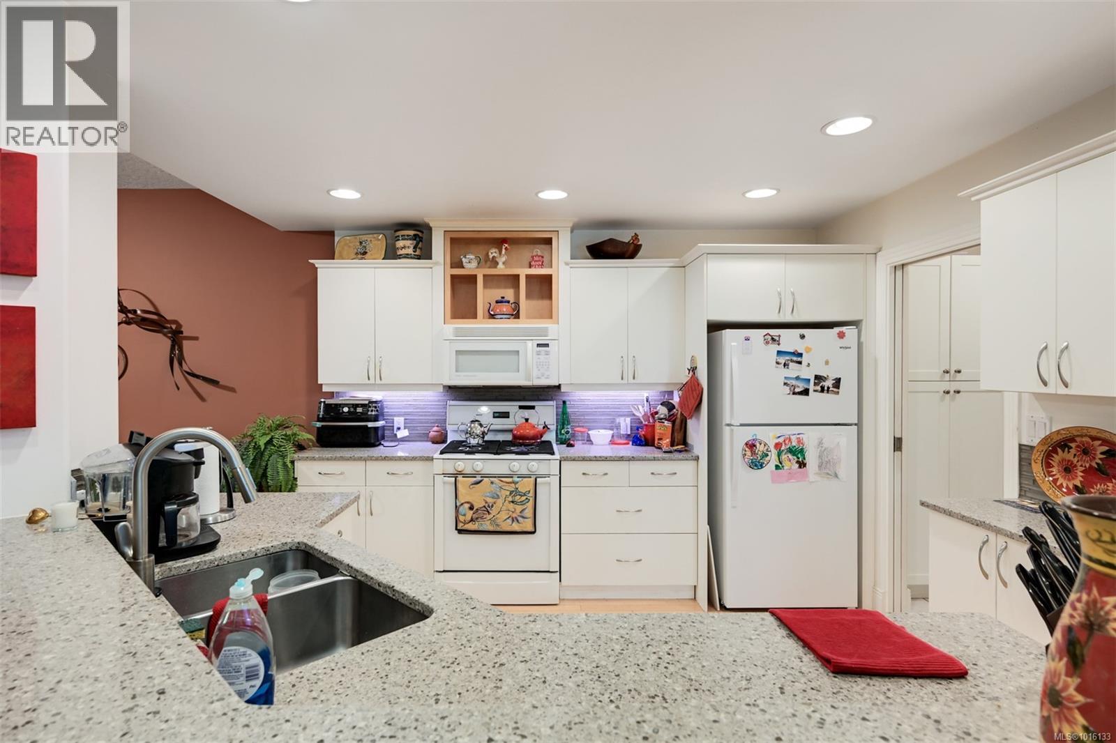 4 4522 Gordon Point Dr, Saanich