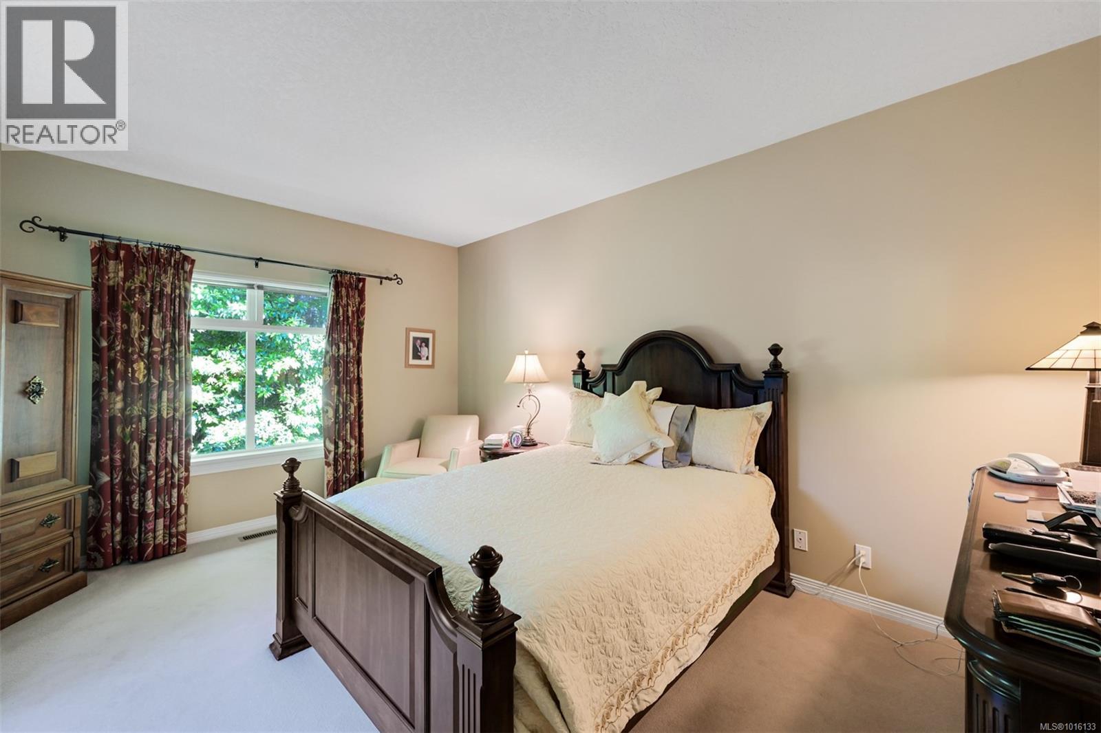 4 4522 Gordon Point Dr, Saanich