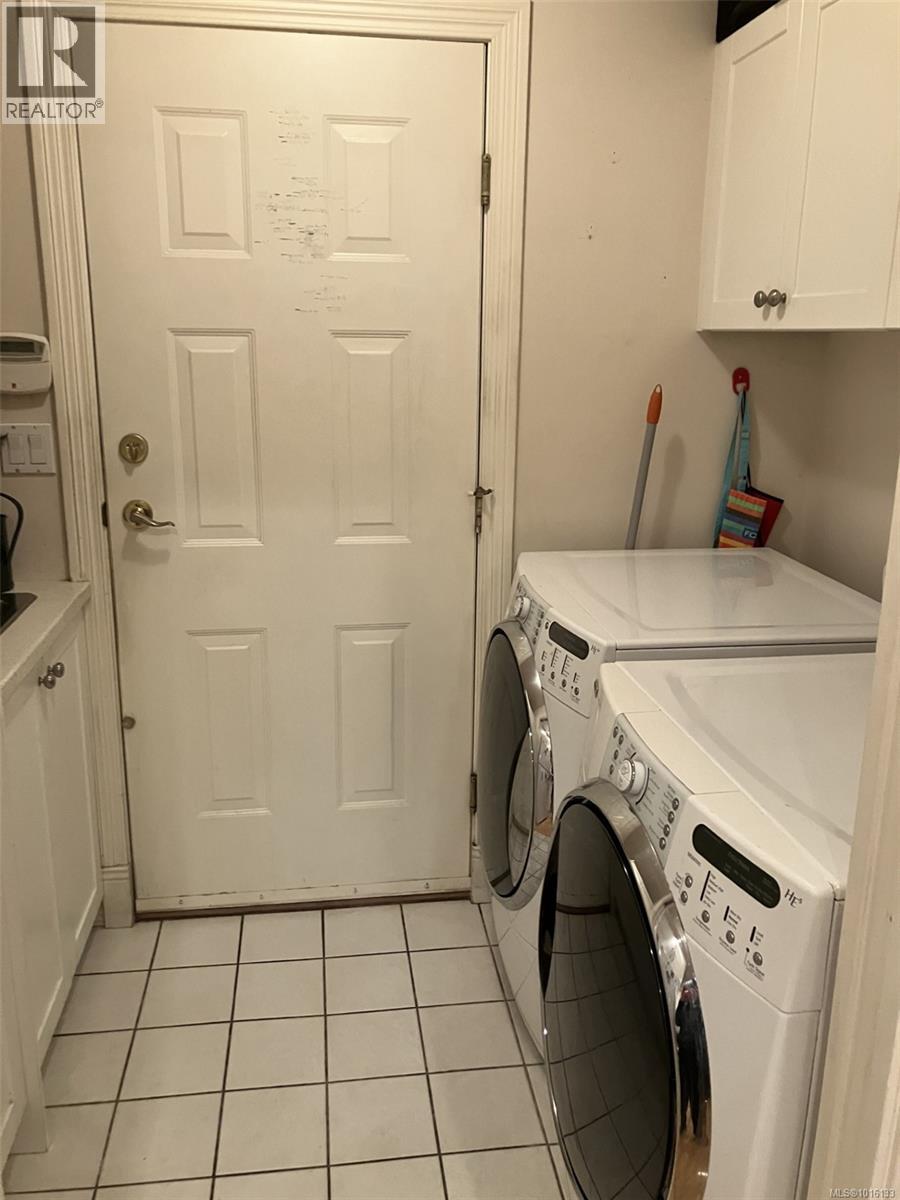 4 4522 Gordon Point Dr, Saanich