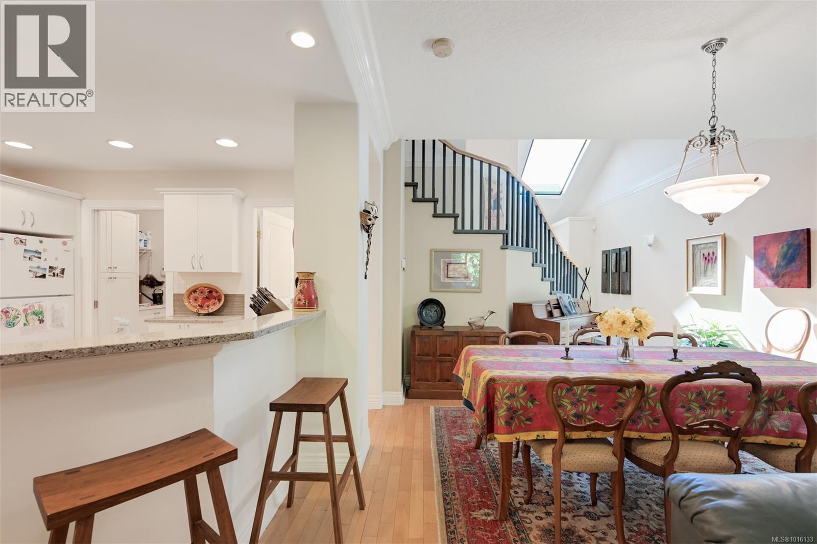 4 4522 Gordon Point Dr, Saanich