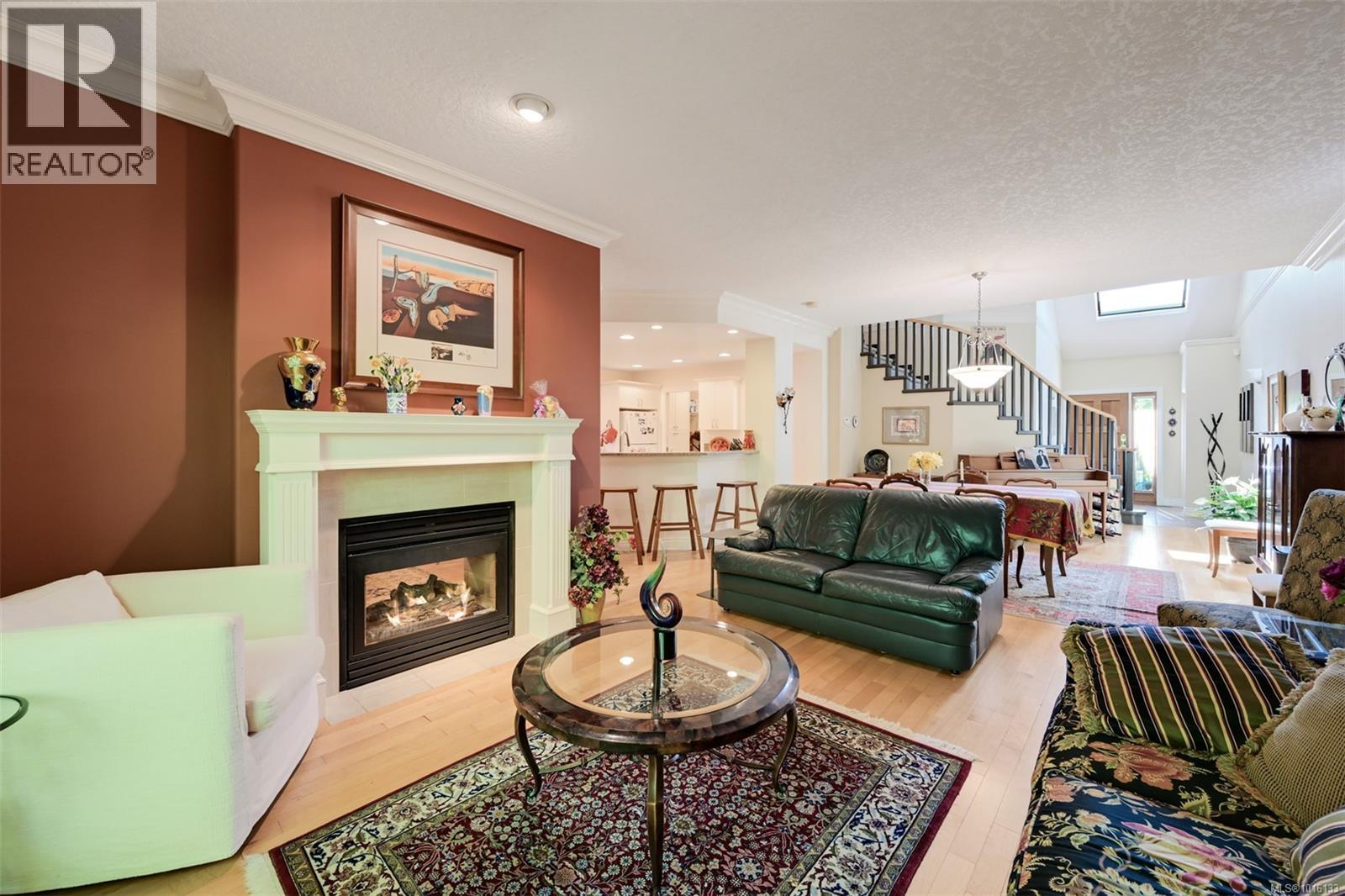 4 4522 Gordon Point Dr, Saanich