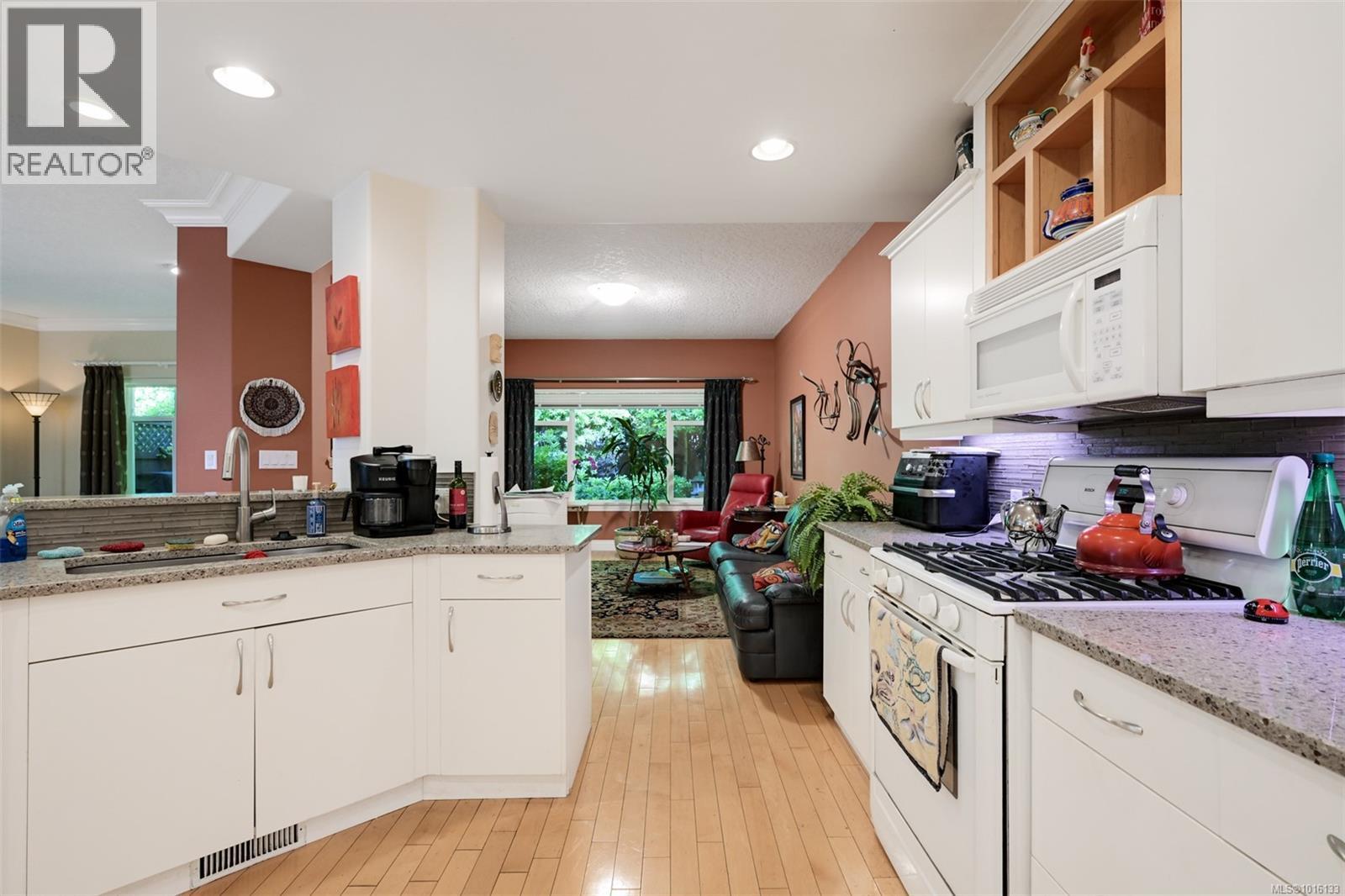 4 4522 Gordon Point Dr, Saanich