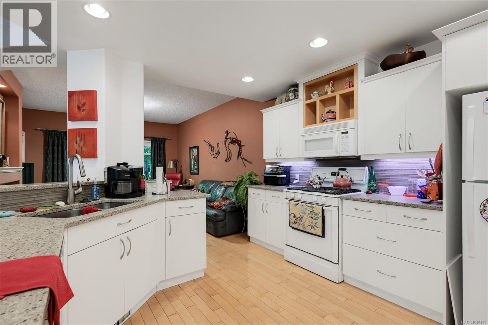 4 4522 Gordon Point Dr, Saanich