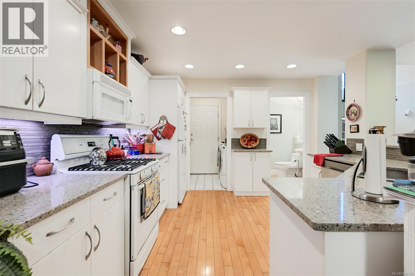 4 4522 Gordon Point Dr, Saanich