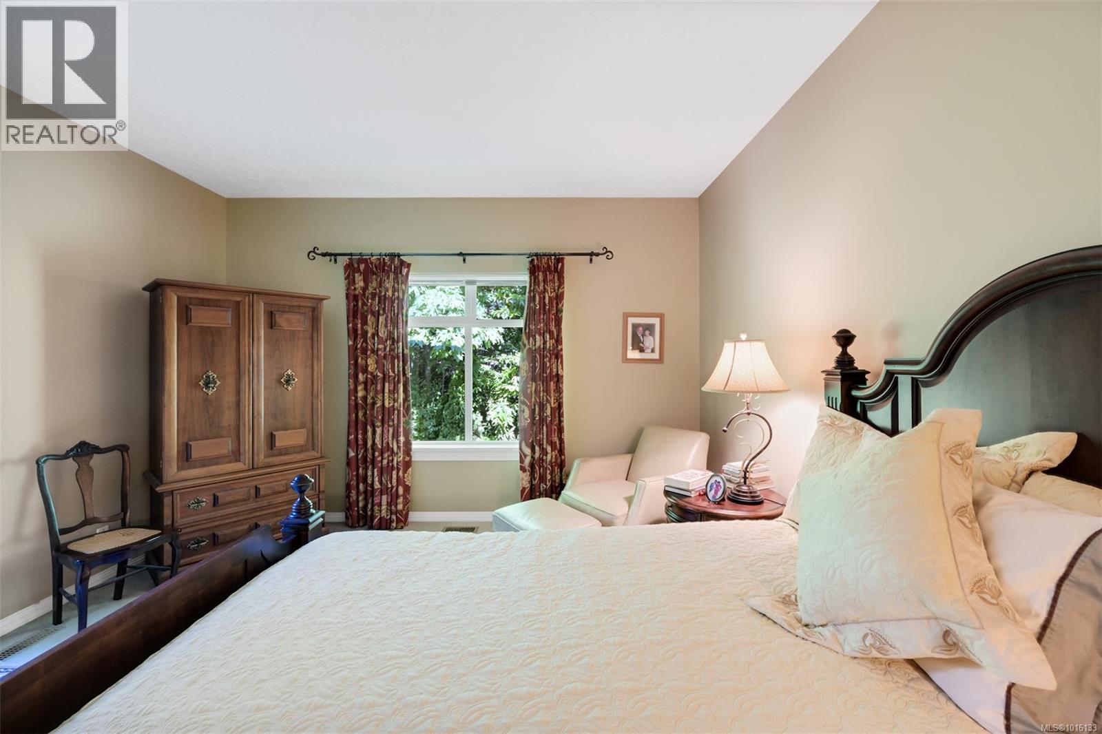 4 4522 Gordon Point Dr, Saanich