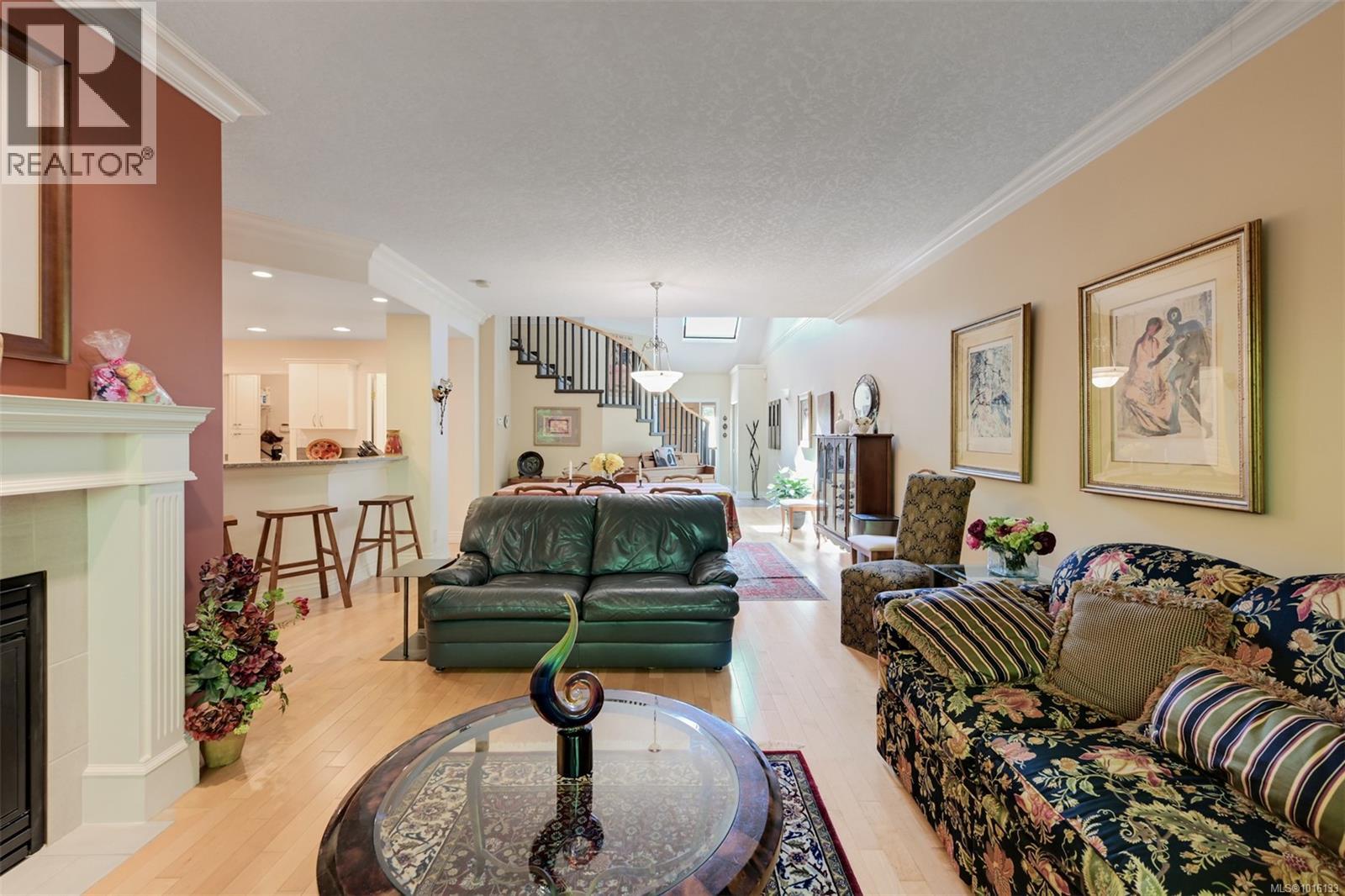 4 4522 Gordon Point Dr, Saanich