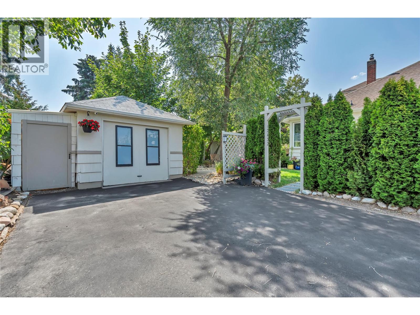  12432 Victoria Road South, Summerland