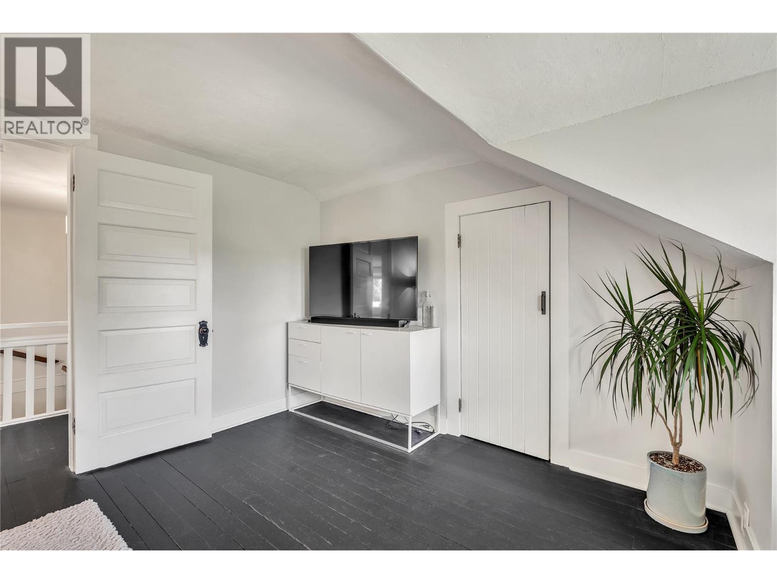  12432 Victoria Road South, Summerland