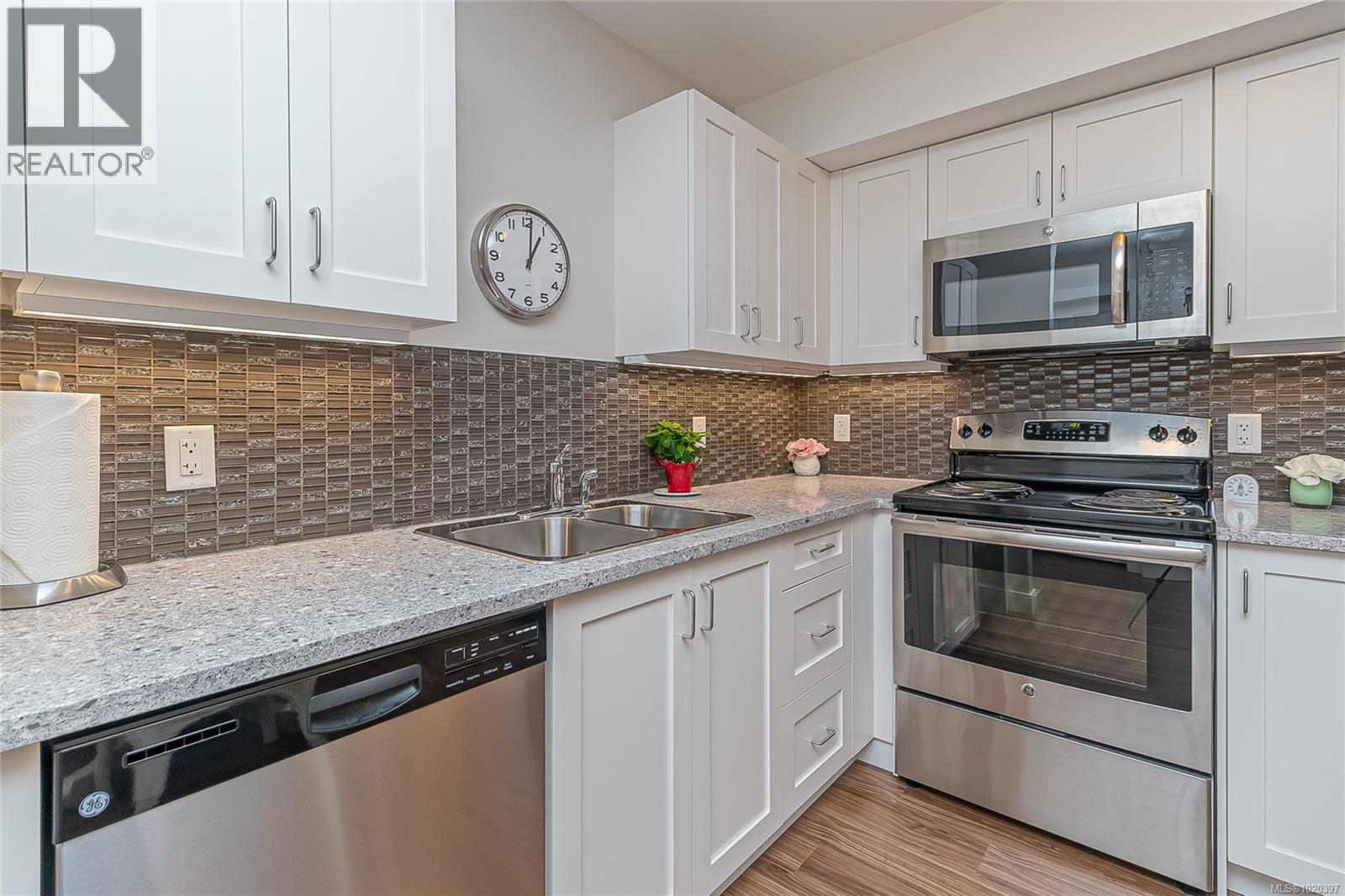 606 917 Avrill Road, Langford