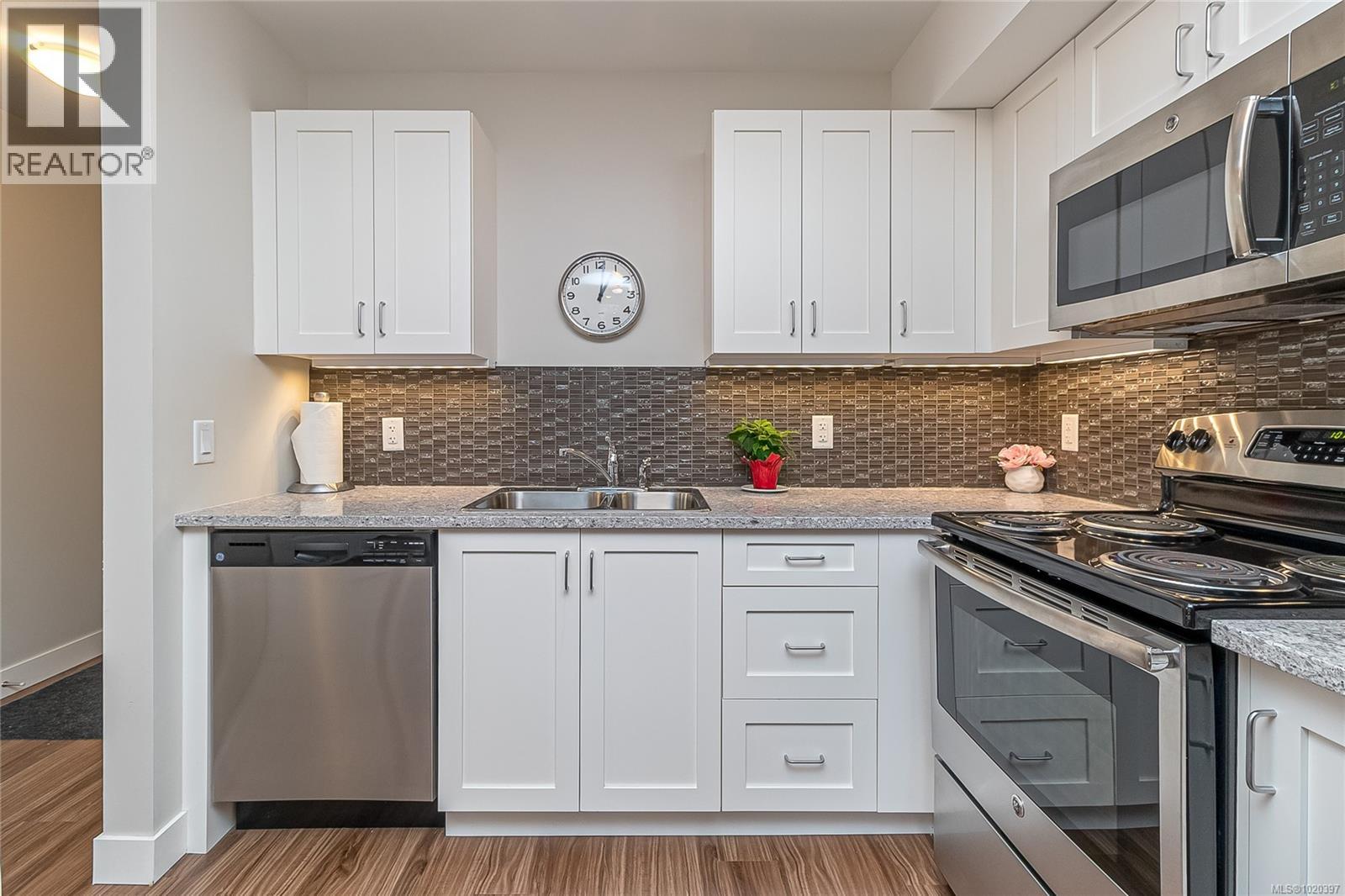 606 917 Avrill Road, Langford