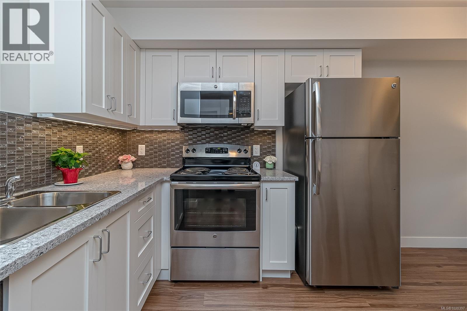 606 917 Avrill Road, Langford