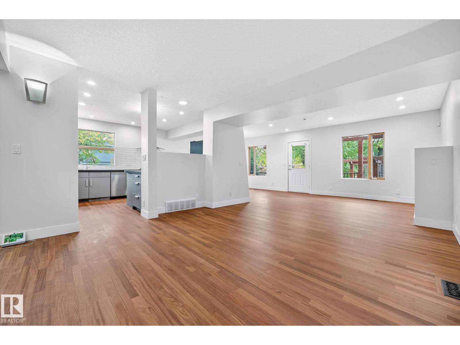 8860 93 ST NW, Edmonton