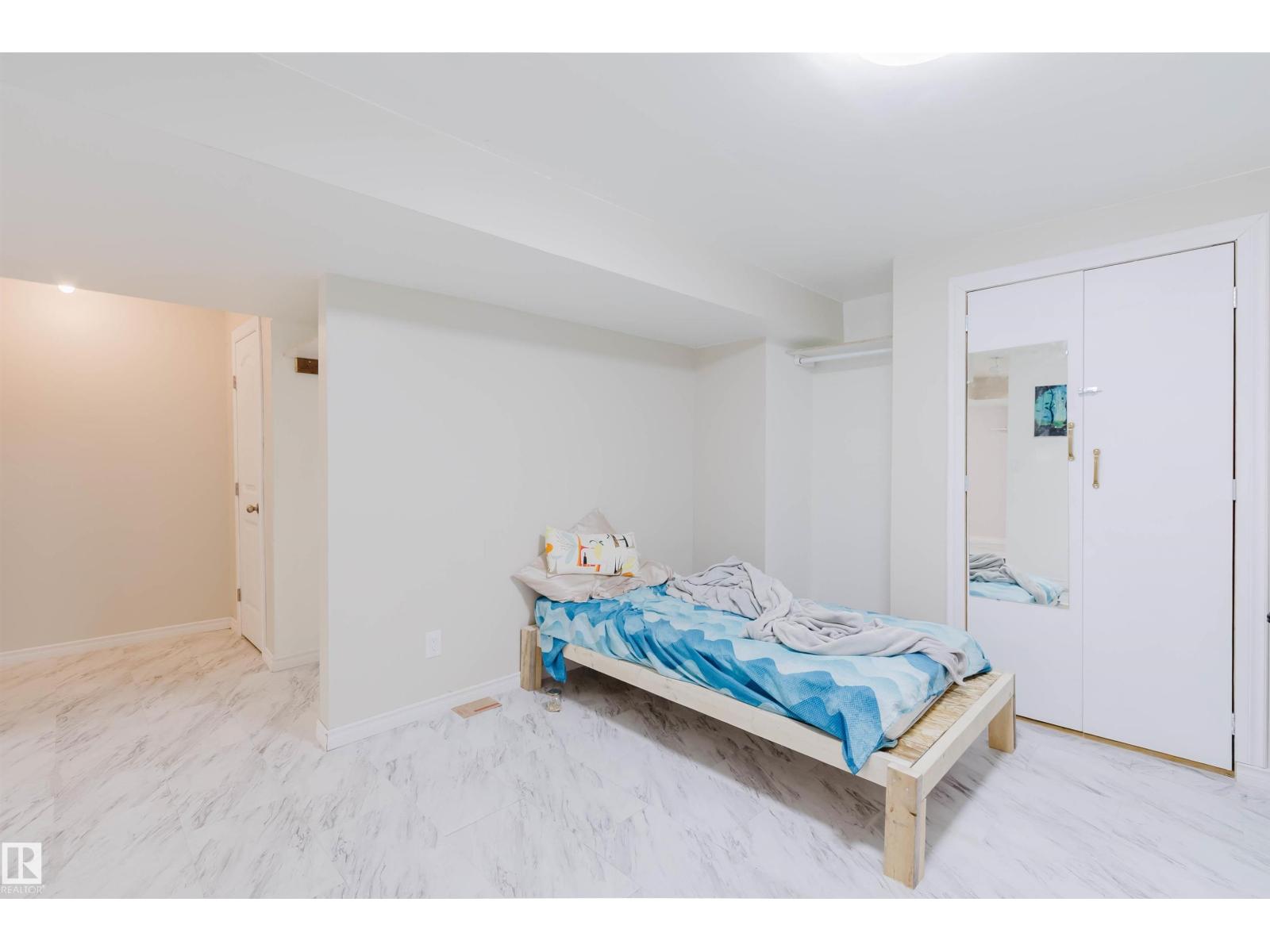 1124 37A AV NW, Edmonton