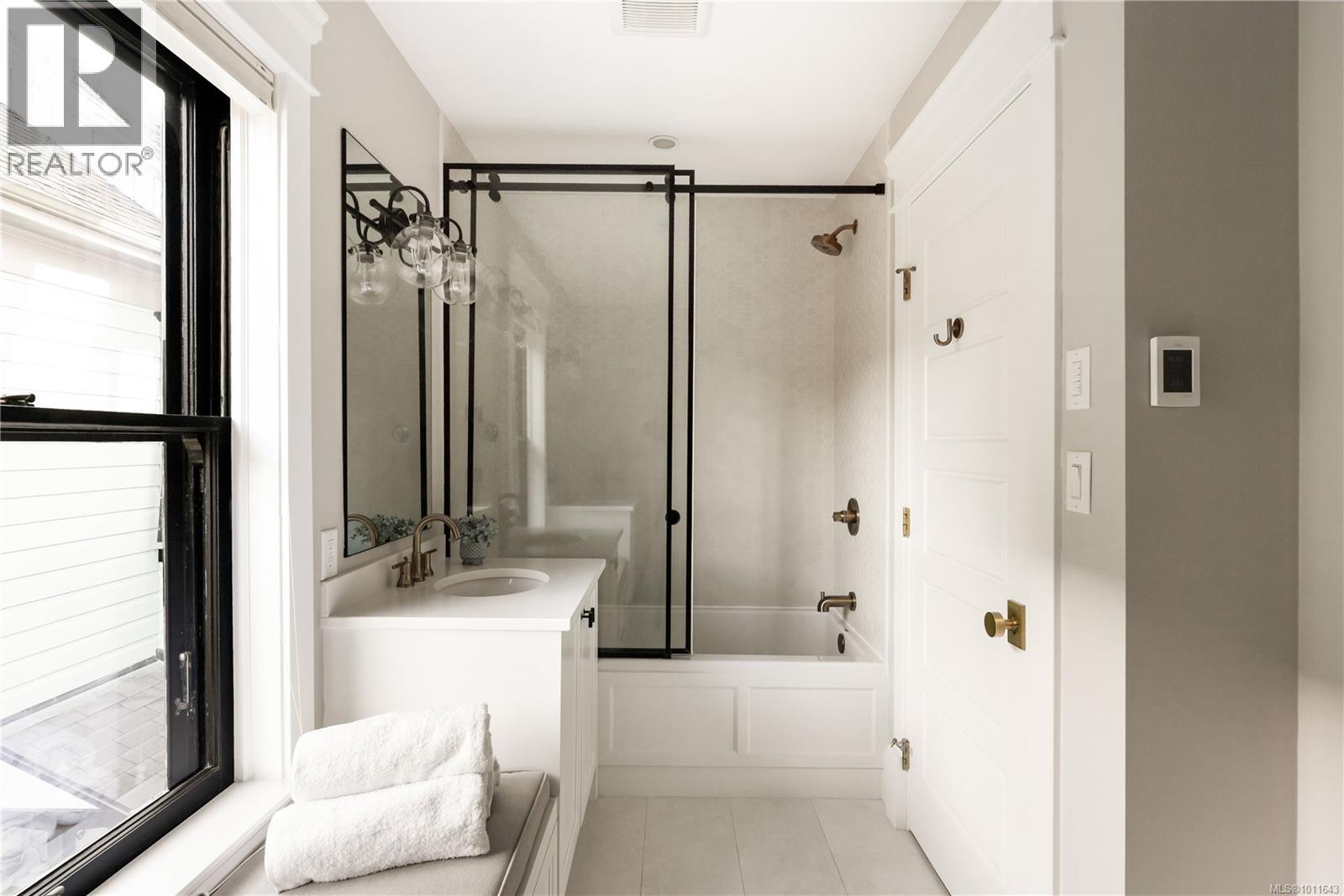  222 Dallas Road, Victoria