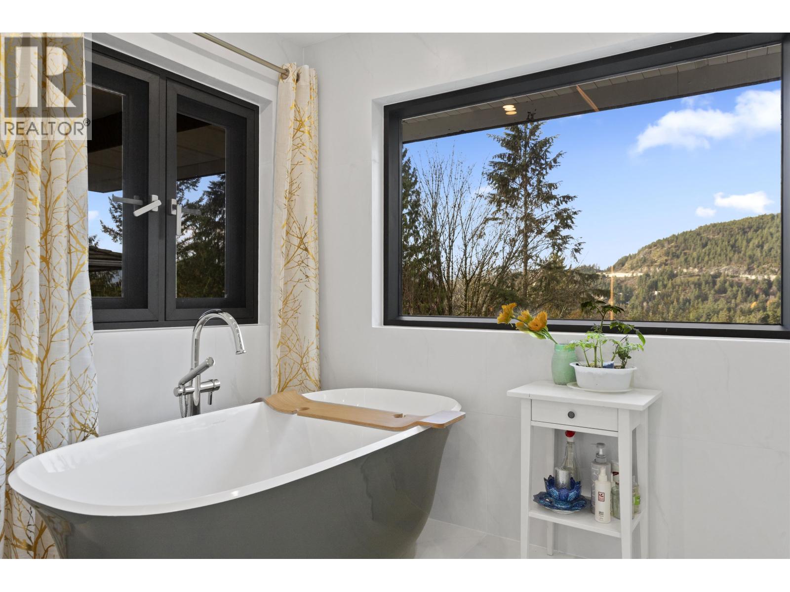 5485 KEITH ROAD, West Vancouver