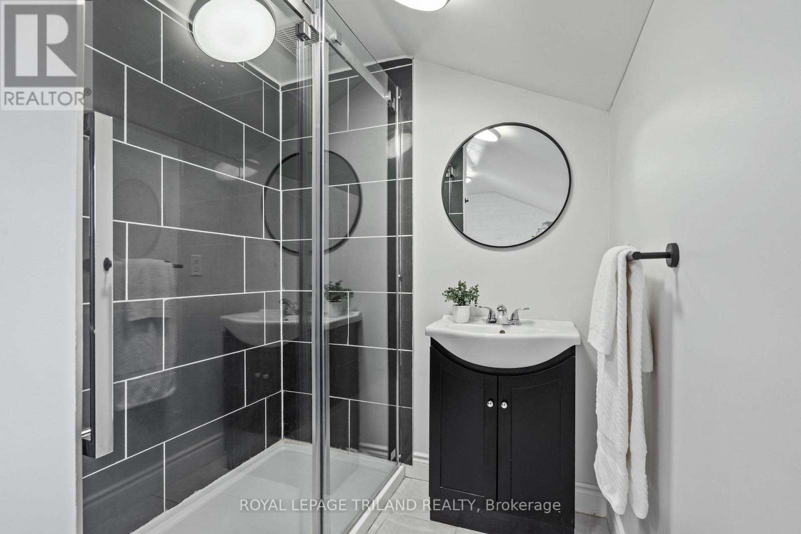 Single Family House for Sale in  CATHERINE STREET North Middlesex (Parkhill) 