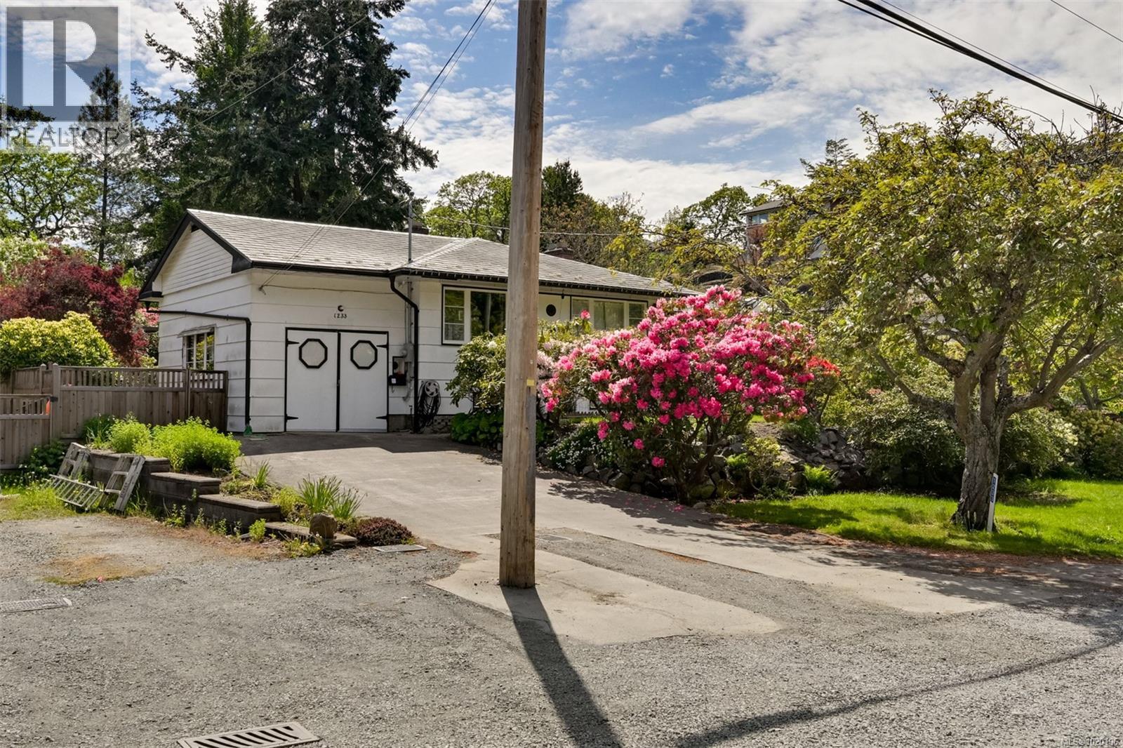  1233 Tattersall Drive, Saanich