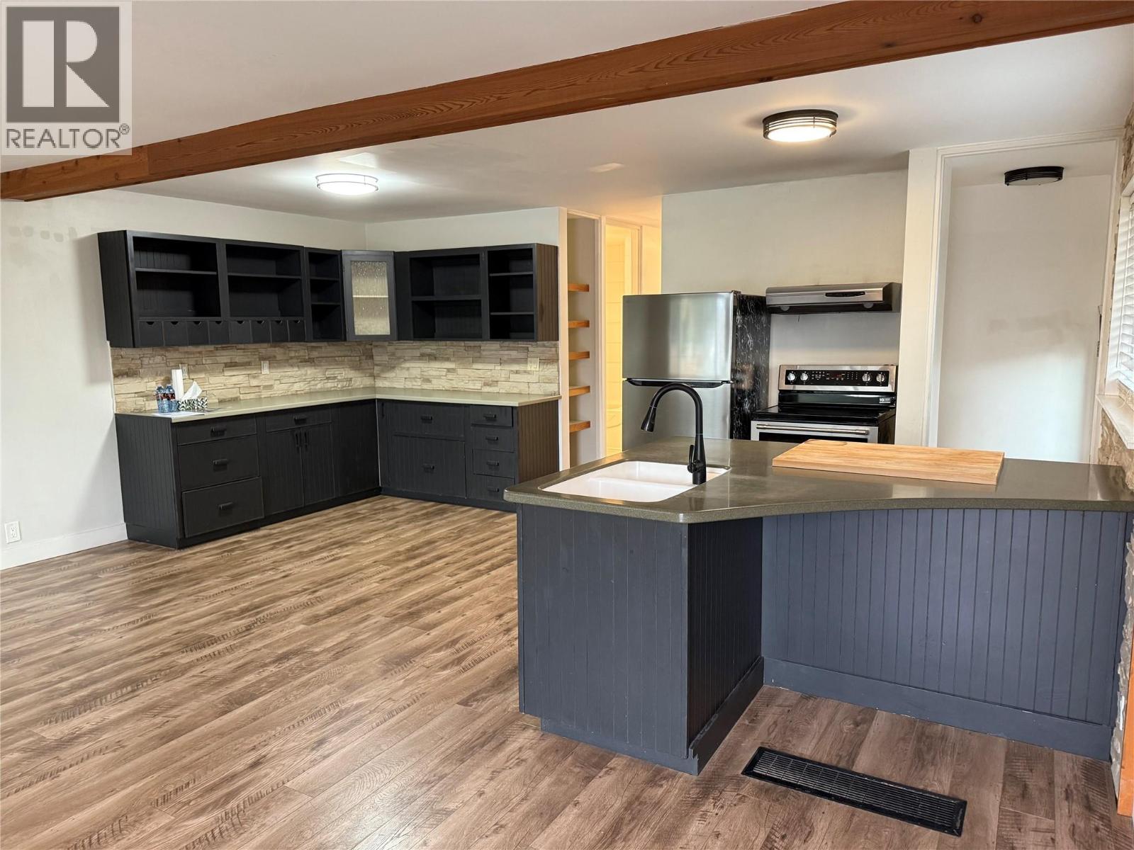  880 Hollydell Road, Kelowna