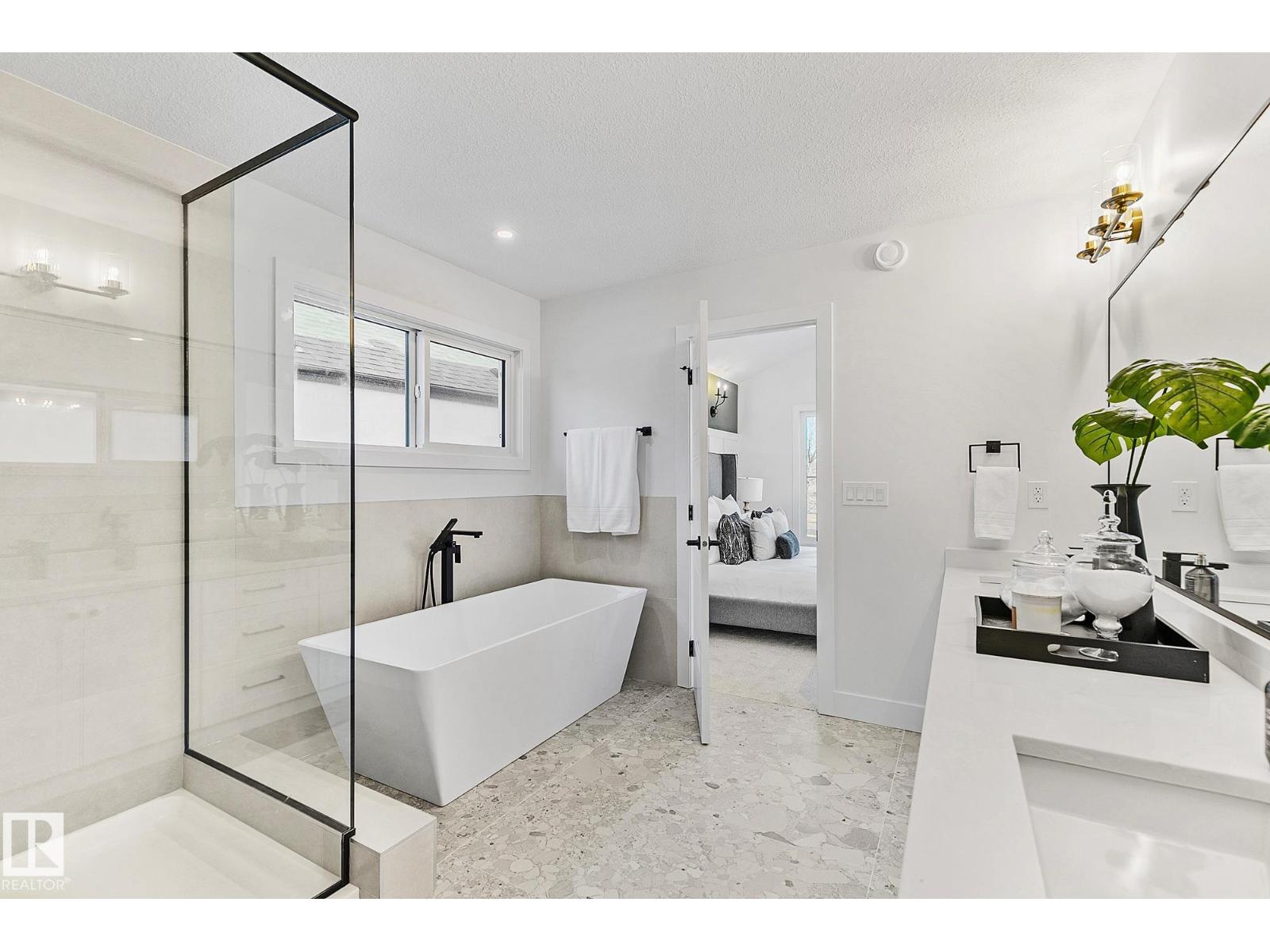 10404 70 ST NW, Edmonton