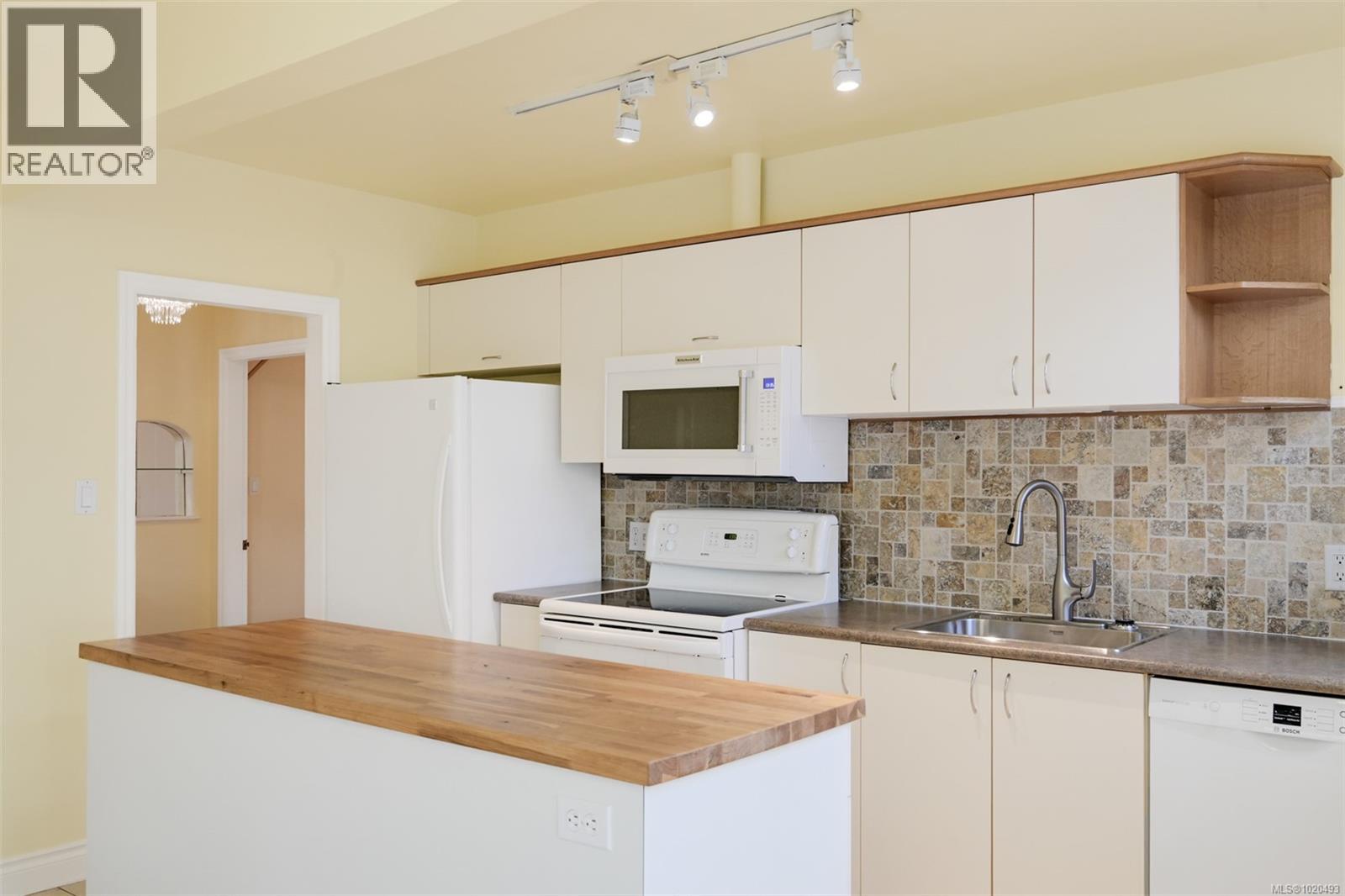  3312 Kingsley Street, Saanich