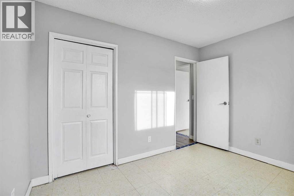 Single Family House Bi-level for Sale in  Pennsburg Way SE Penbrooke Meadows Calgary 