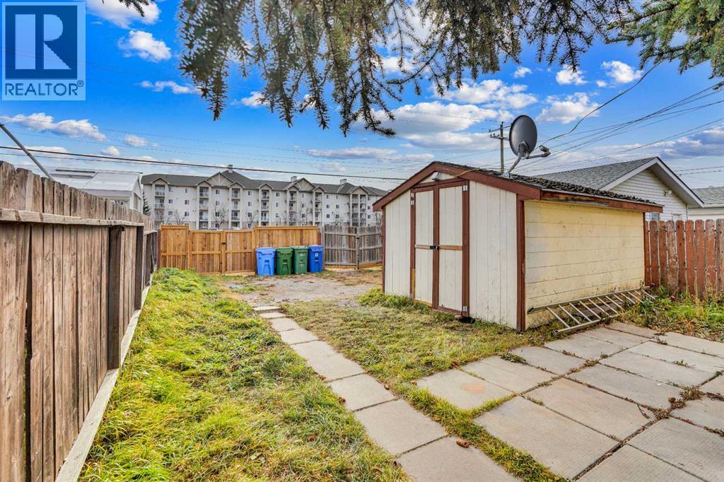 Single Family House Bi-level for Sale in  Pennsburg Way SE Penbrooke Meadows Calgary 