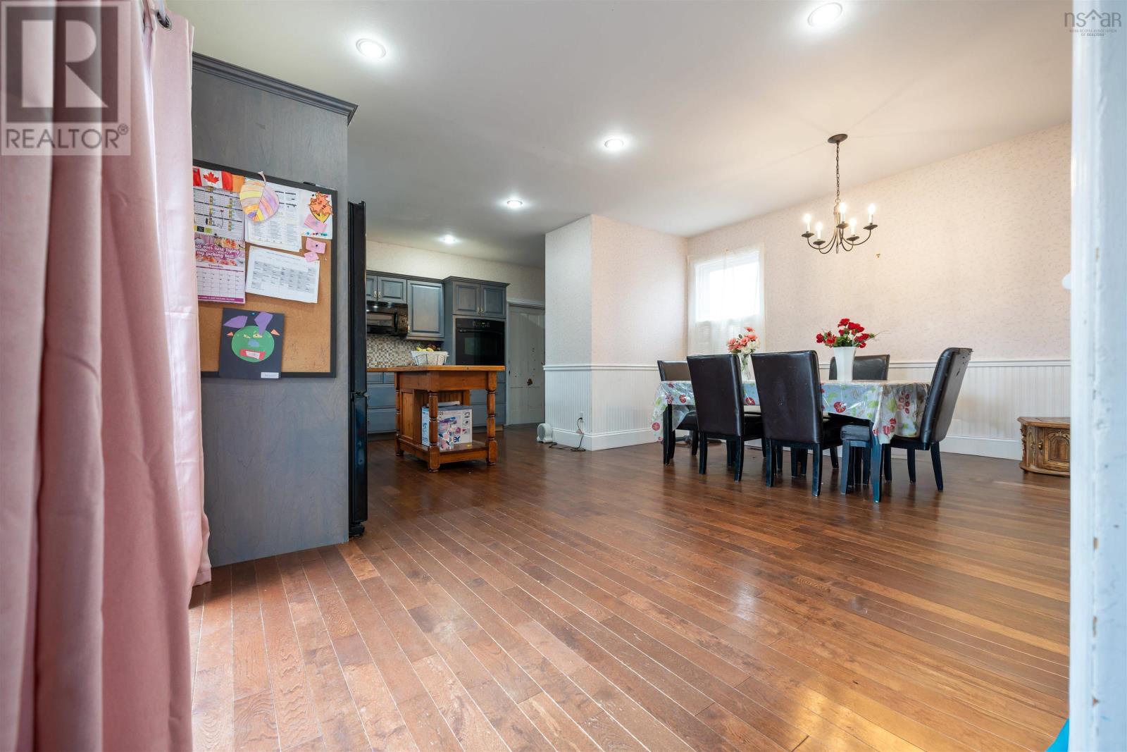 Property 17 of 49 of 230 Victoria Street E