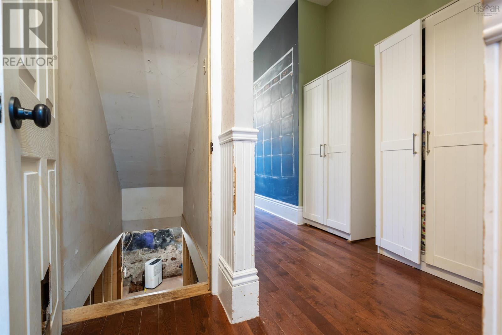 Property 28 of 49 of 230 Victoria Street E