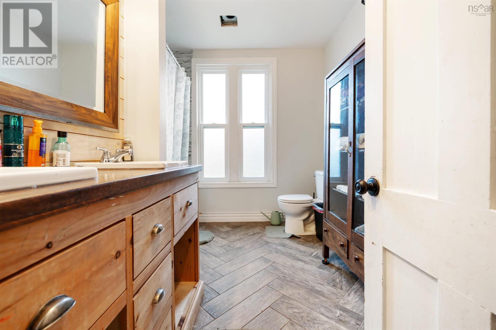 Property 33 of 49 of 230 Victoria Street E