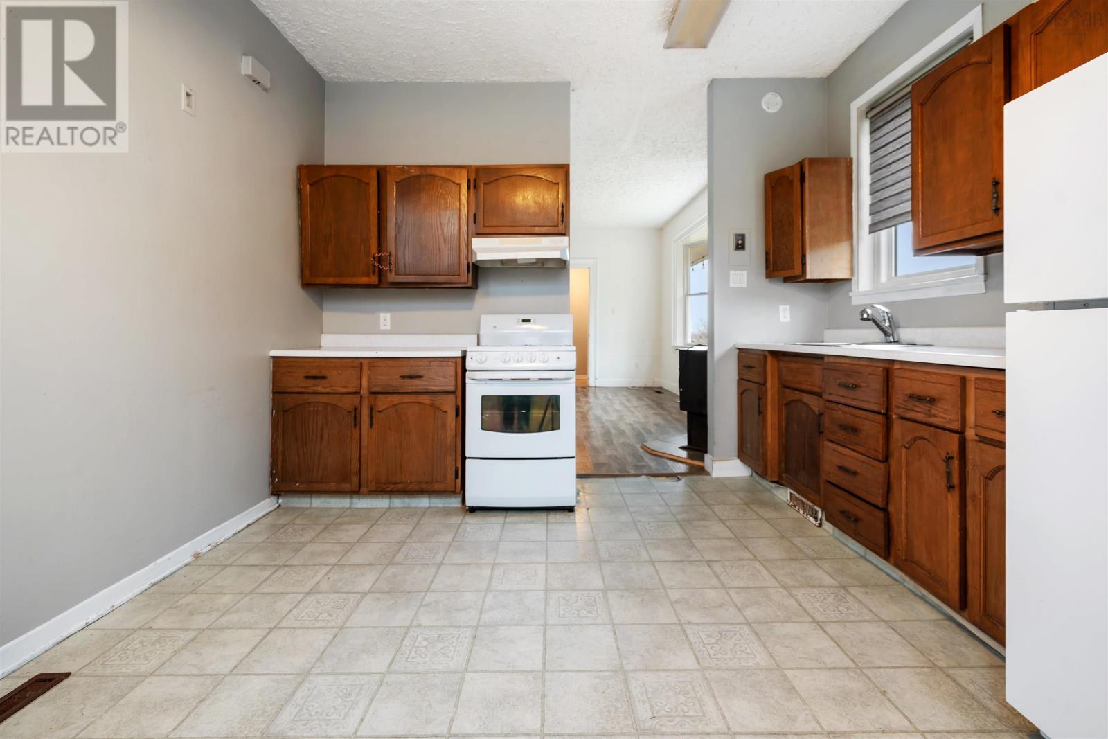 Property 44 of 49 of 230 Victoria Street E